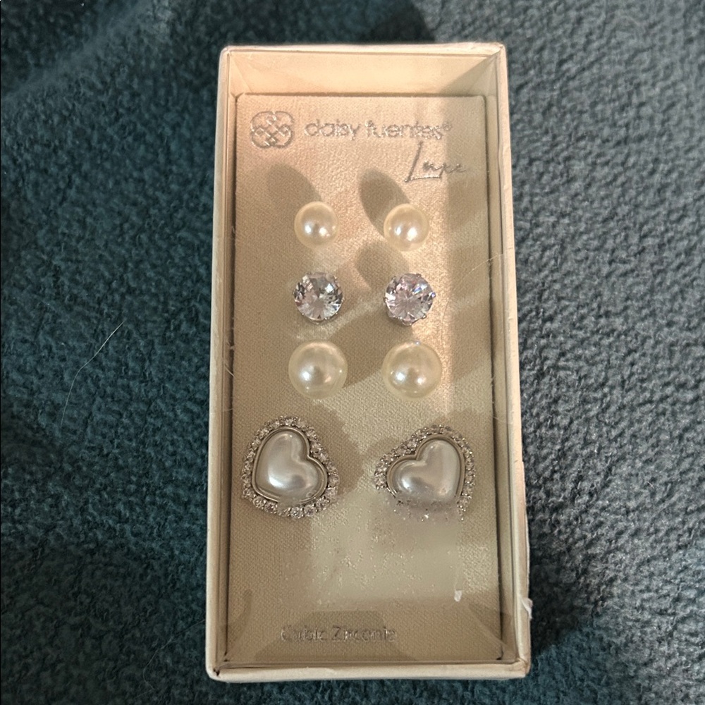 Nib daisy Fuentes pearls and crystal stud set